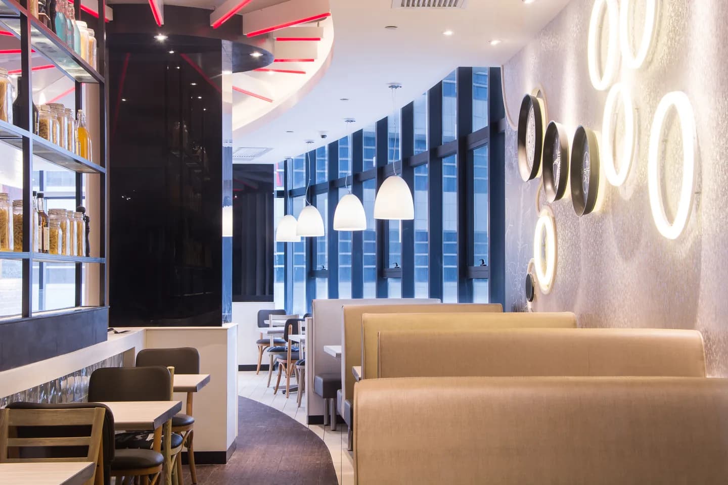 Restoran içinde sarkıt lambalar, tavan aydınlatması ve ışıklı duvar halkaları