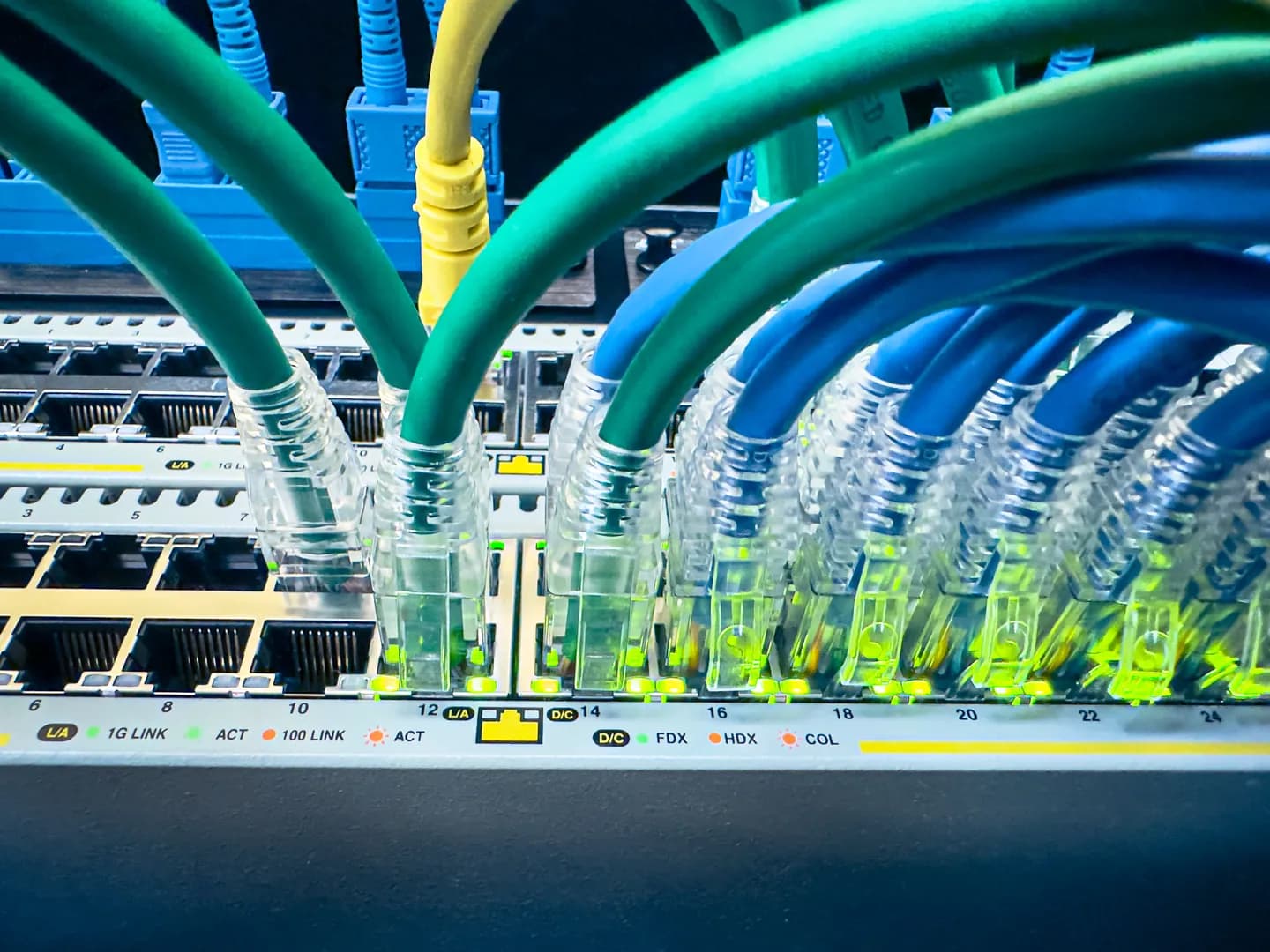 Kabinet içindeki Ethernet bağlantıları ve üst sıradaki fiber bağlantı paneli