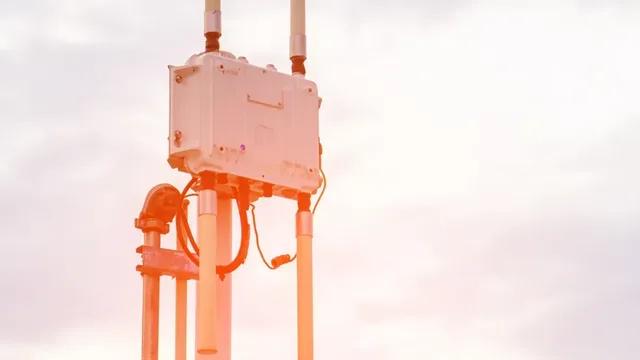 Direğe monte edilmiş dış ortam kablosuz ağ erişim noktası ve antenleri