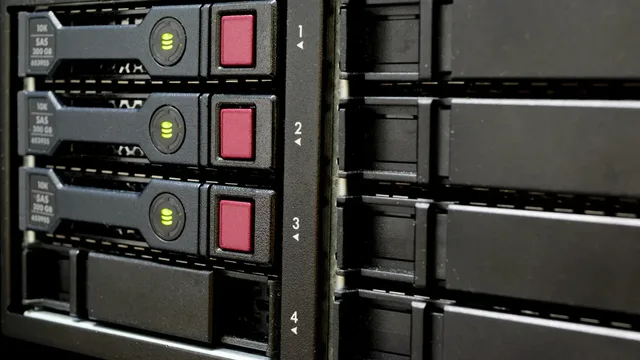 Sunucu kasasının önündeki disk çekmeceleri ve durum ışıkları