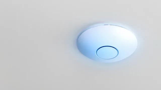 Tavana monte edilmiş yuvarlak kablosuz ağ erişim noktası