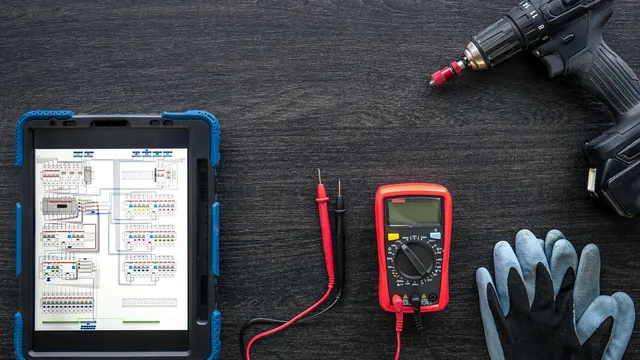 Elektrik şeması açık tablet, ölçüm cihazı ve çalışma eldivenleri
