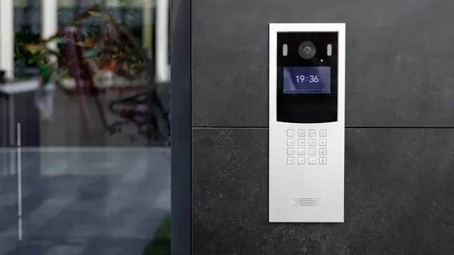 Girişteki kameralı, ekranlı ve tuş takımlı interkom paneli
